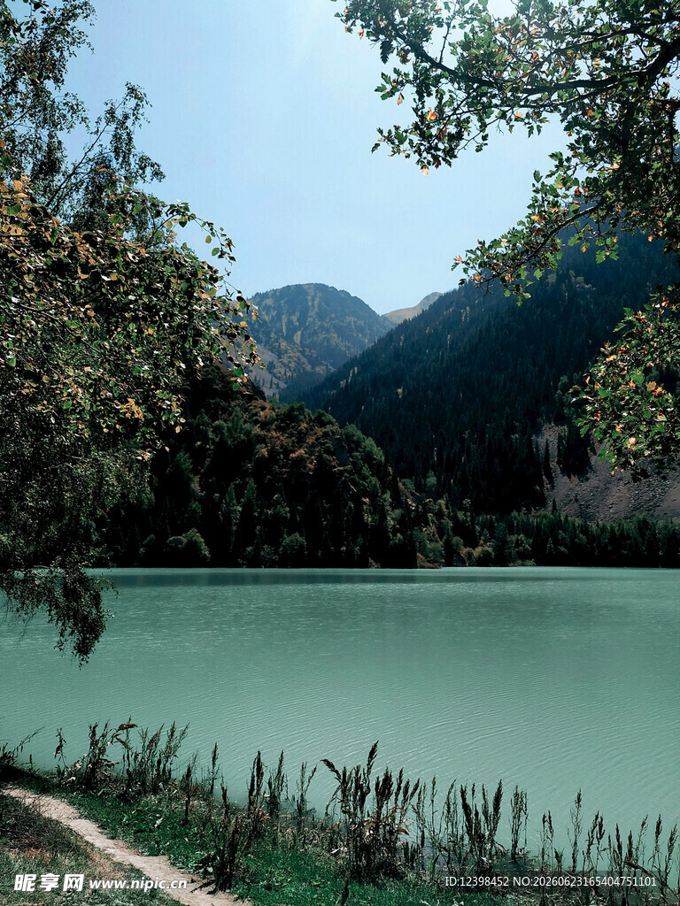 青山绿水间的静谧湖泊