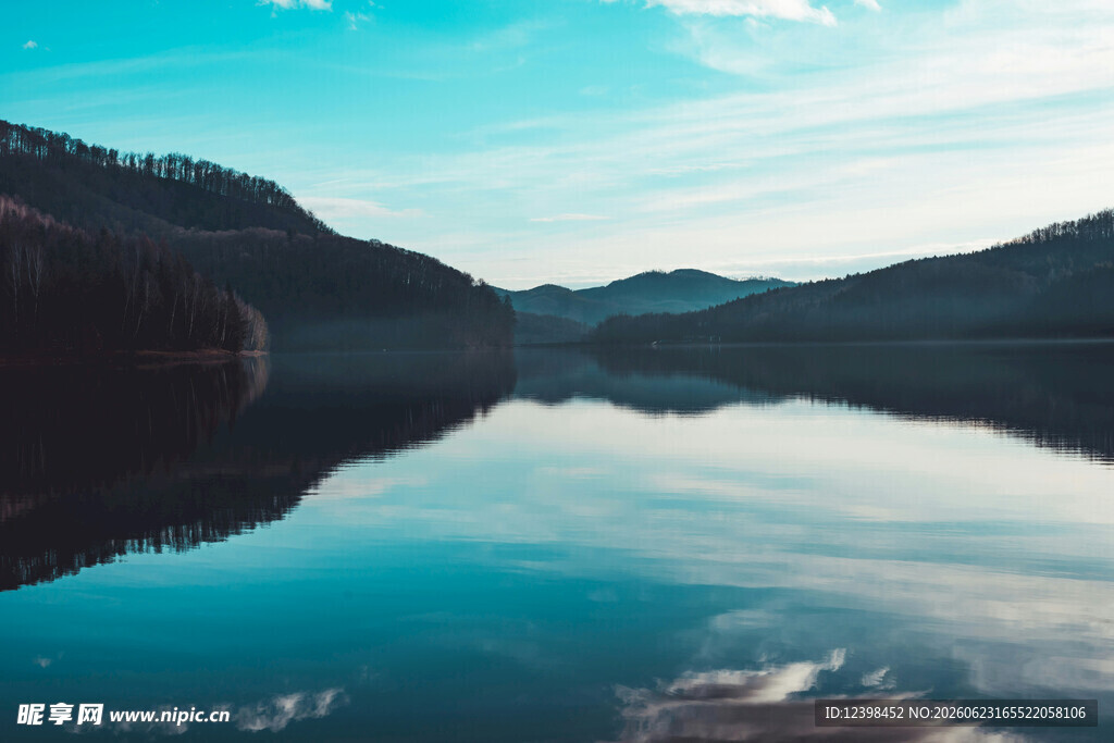 宁静湖山