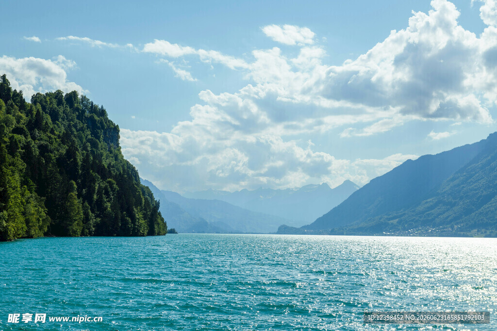 美丽湖景与山峦风光