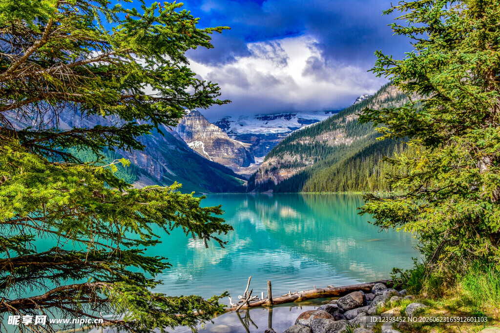 美丽湖畔山林自然景观