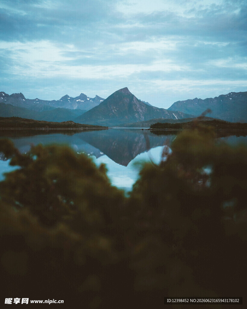 山间湖景