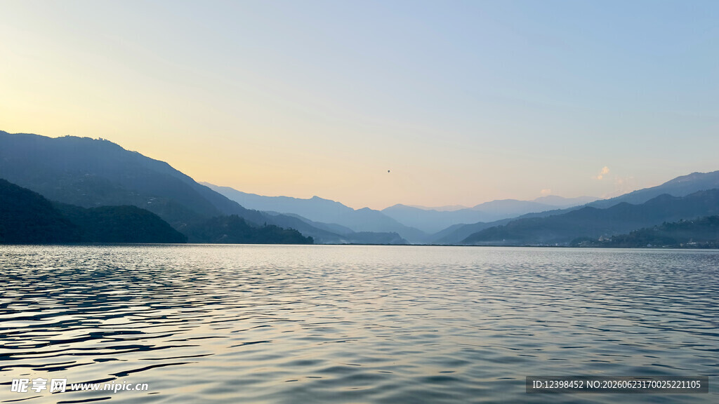 宁静湖景与远处山峦