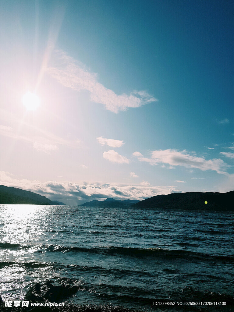 阳光照耀下的宁静海面