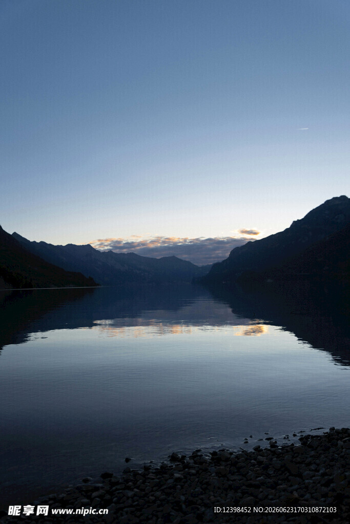 宁静湖面与远山的黄昏美景