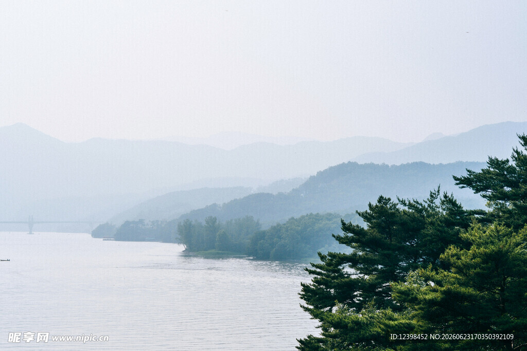 山水相依的静谧湖景