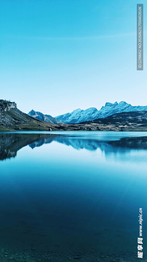 宁静湖山的澄澈美景