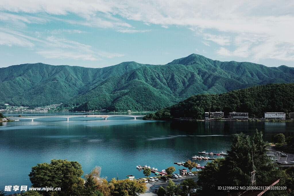 湖畔青山美景如画