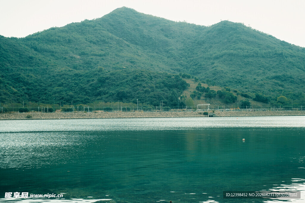 青山绿水间的静谧湖泊