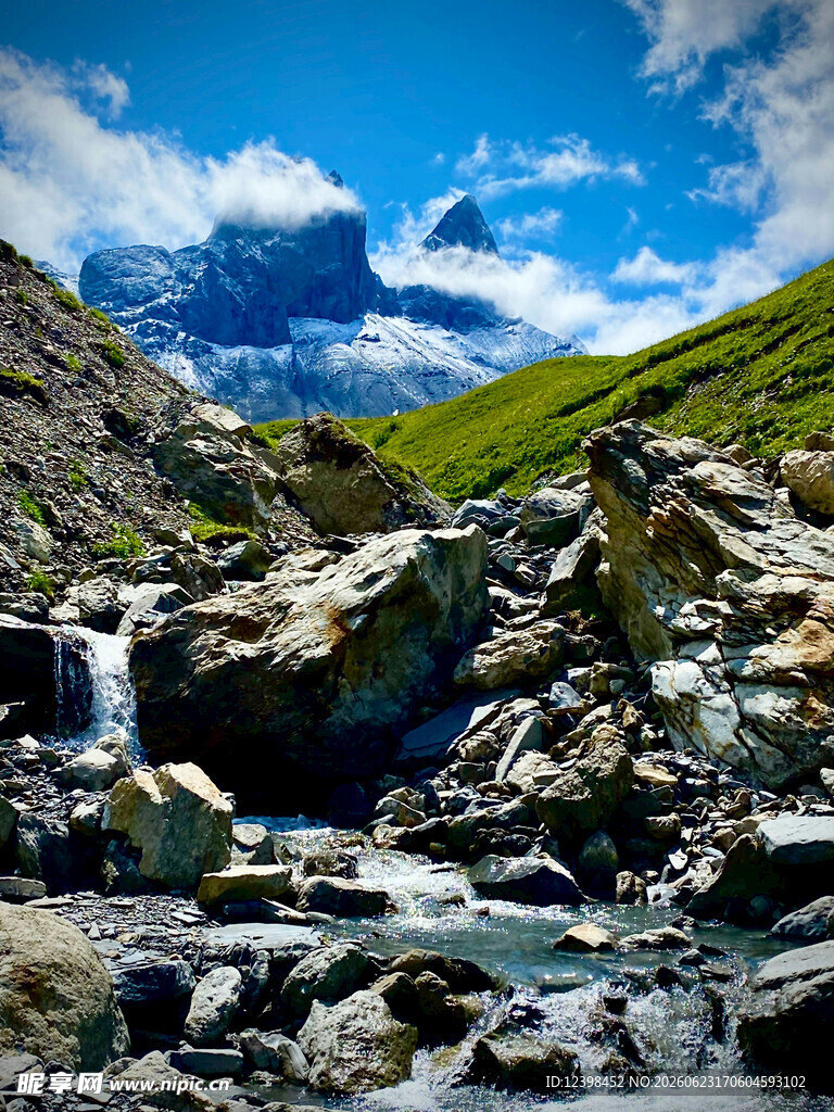 山间溪流与壮丽雪山景观