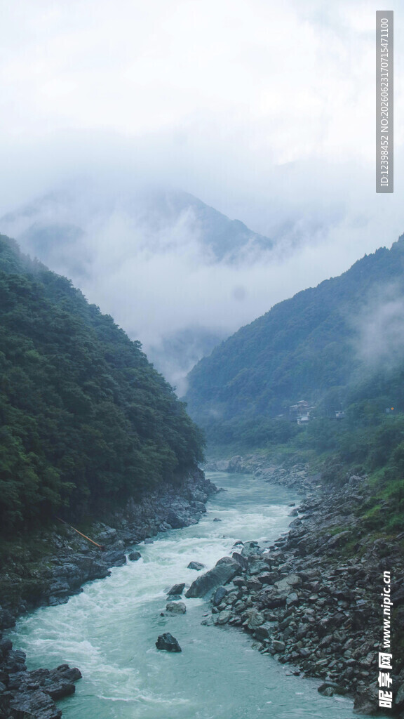 云雾缭绕的山间河流美景