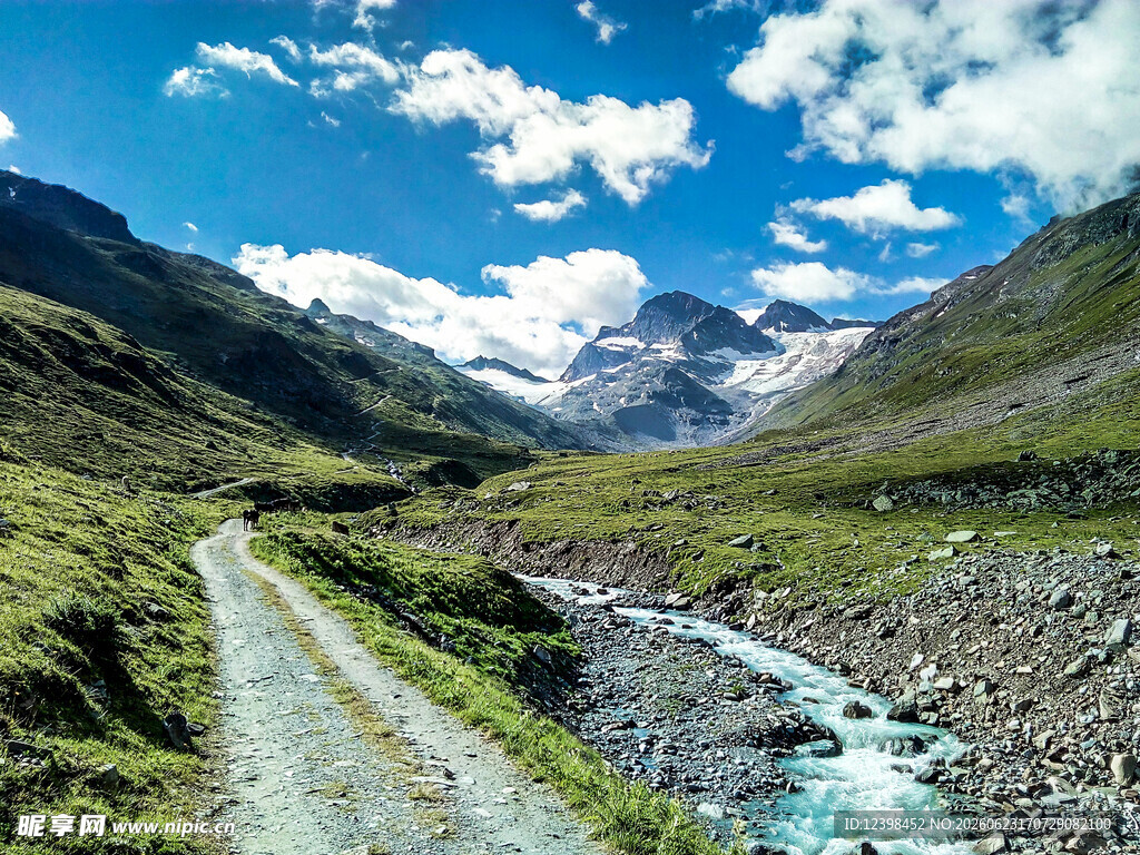 山间小路伴溪流美景