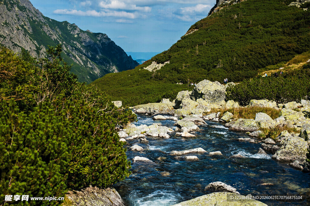 山间溪流