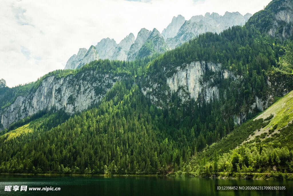 青山绿水间的秀丽湖景