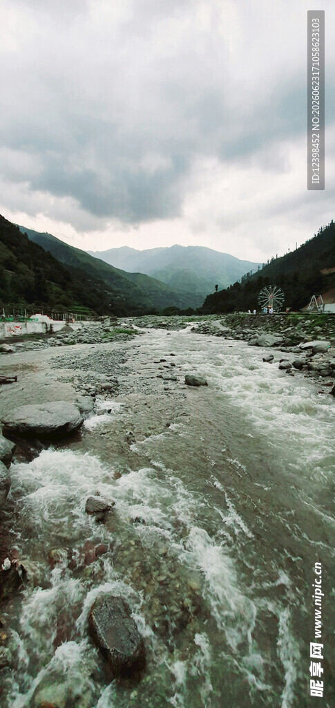 山间湍急溪流风景