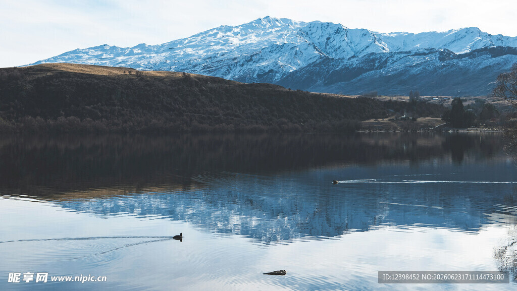 宁静湖景与远处雪山倒影