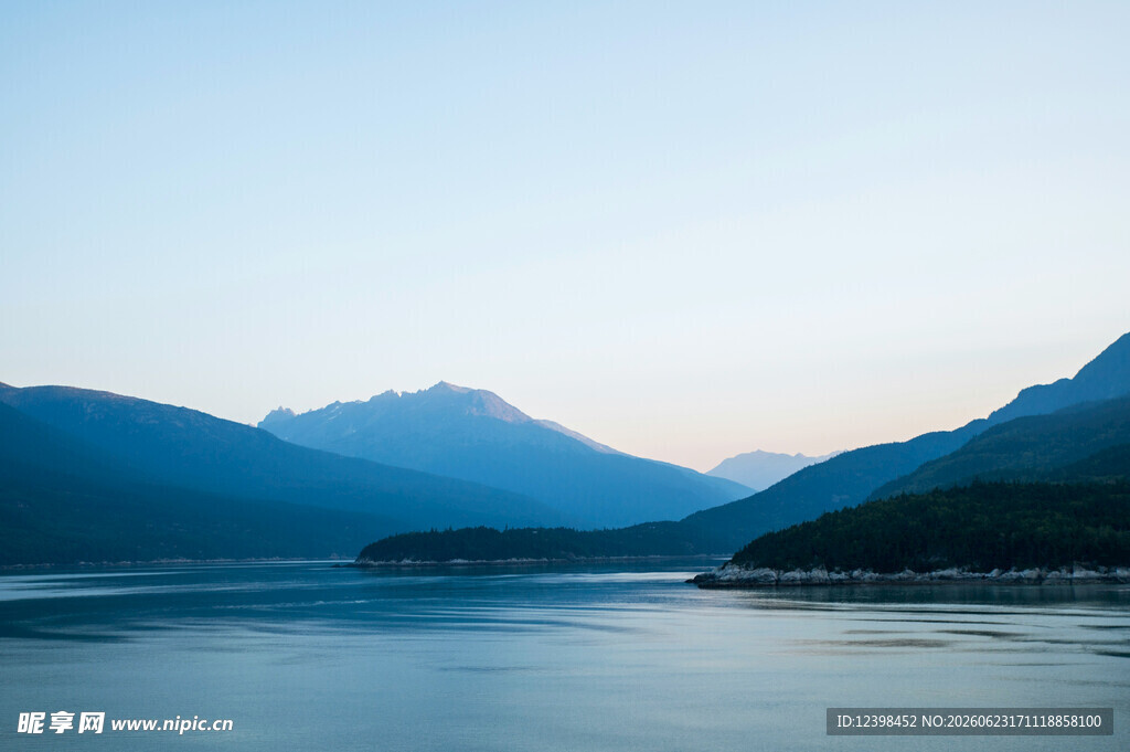 宁静山水间的美丽湖景