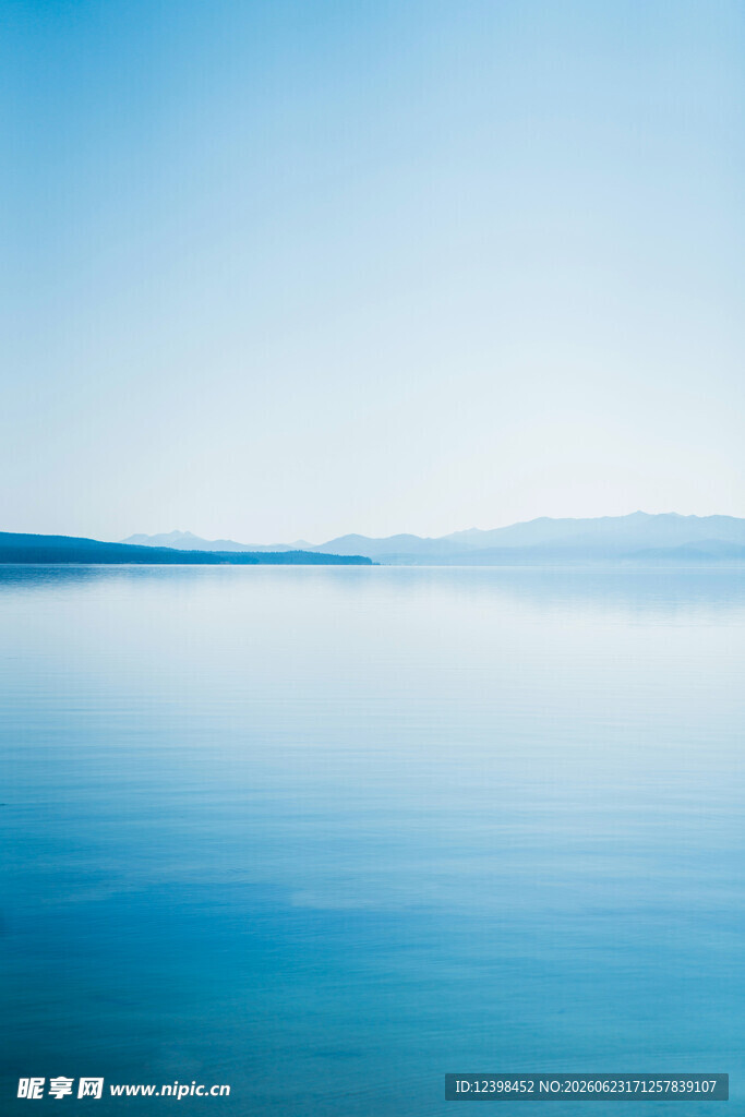 平静湖面