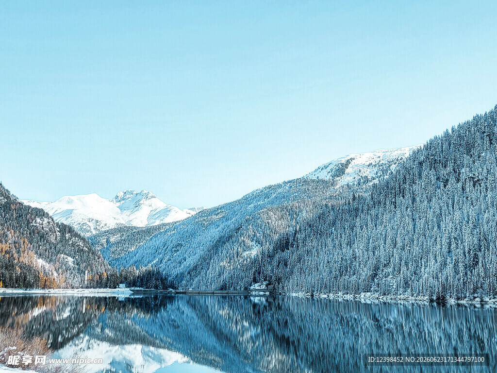 冬日静谧雪山湖泊美景