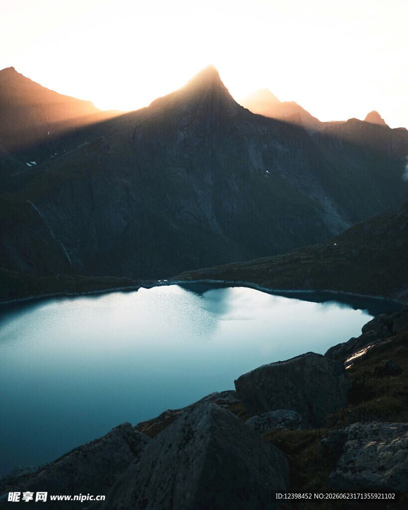 日落时分的静谧高山湖泊
