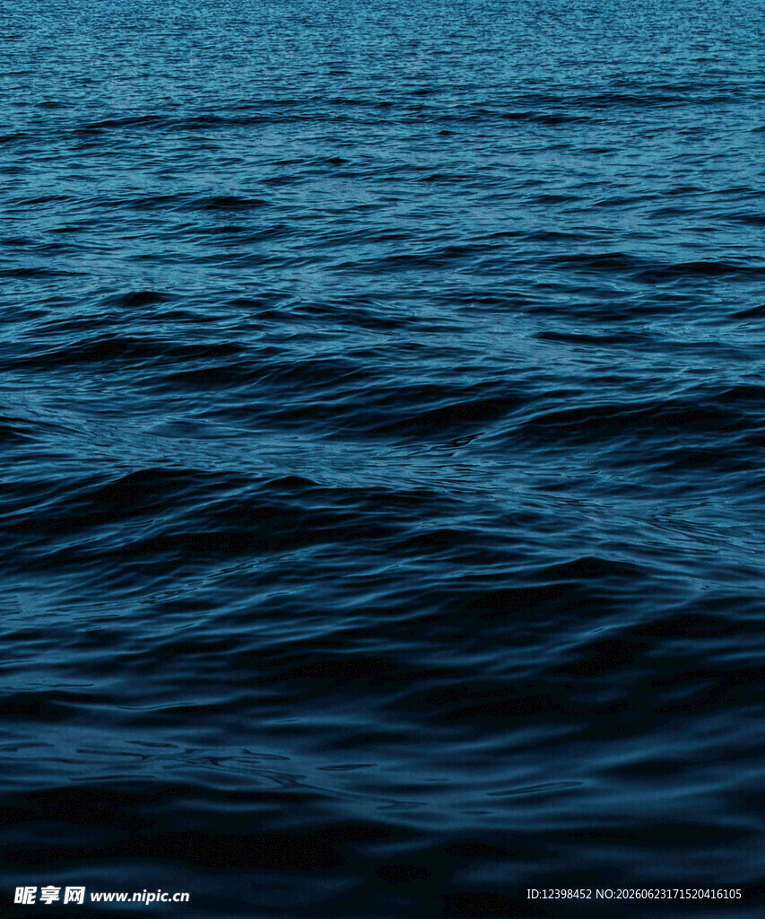 宁静海面的蓝色波纹