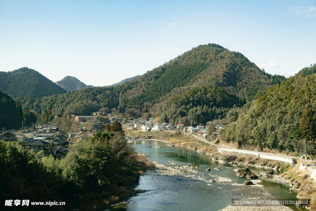 山间河流旁的村落美景