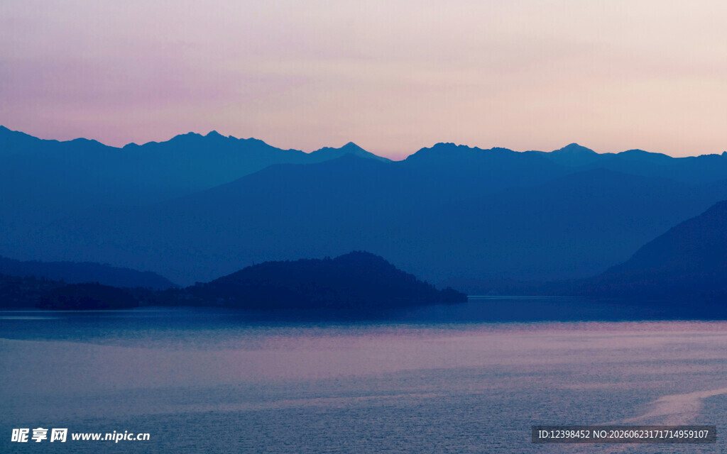 黄昏下的山水美景