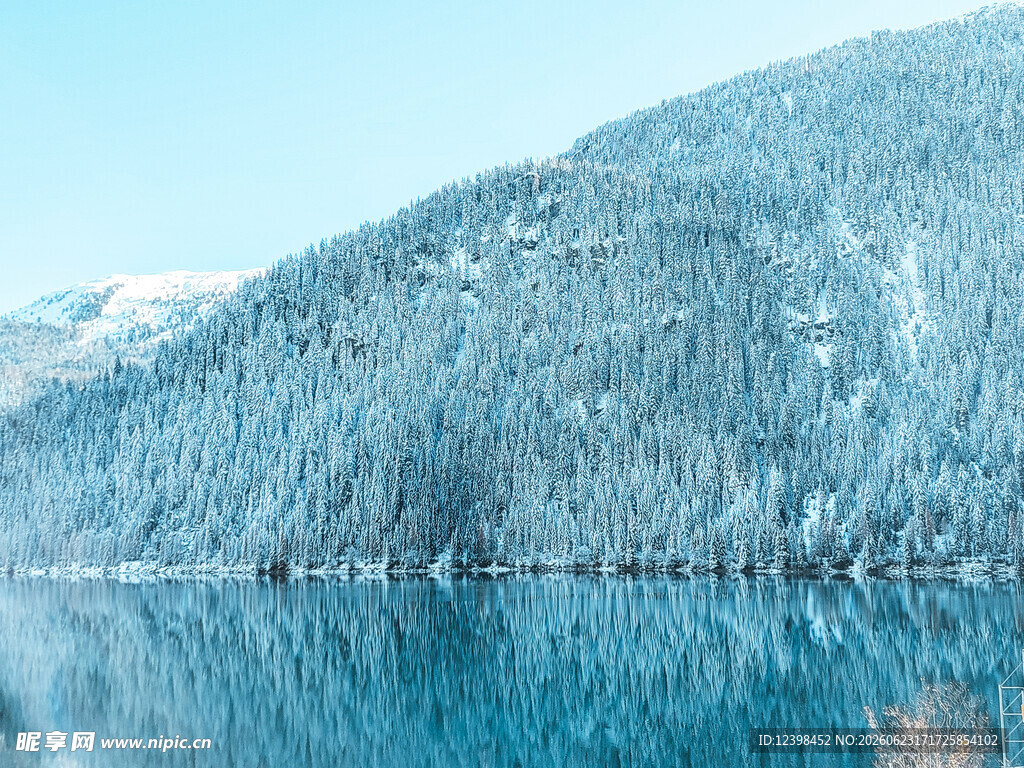 冬日静谧雪山下的幽蓝湖水