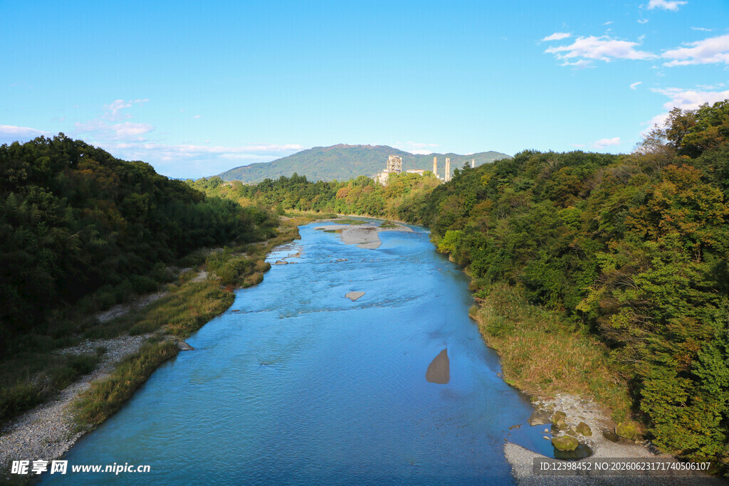 青山环抱的澄澈河流