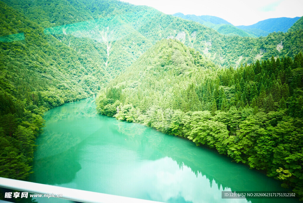 青山环抱的碧绿湖泊