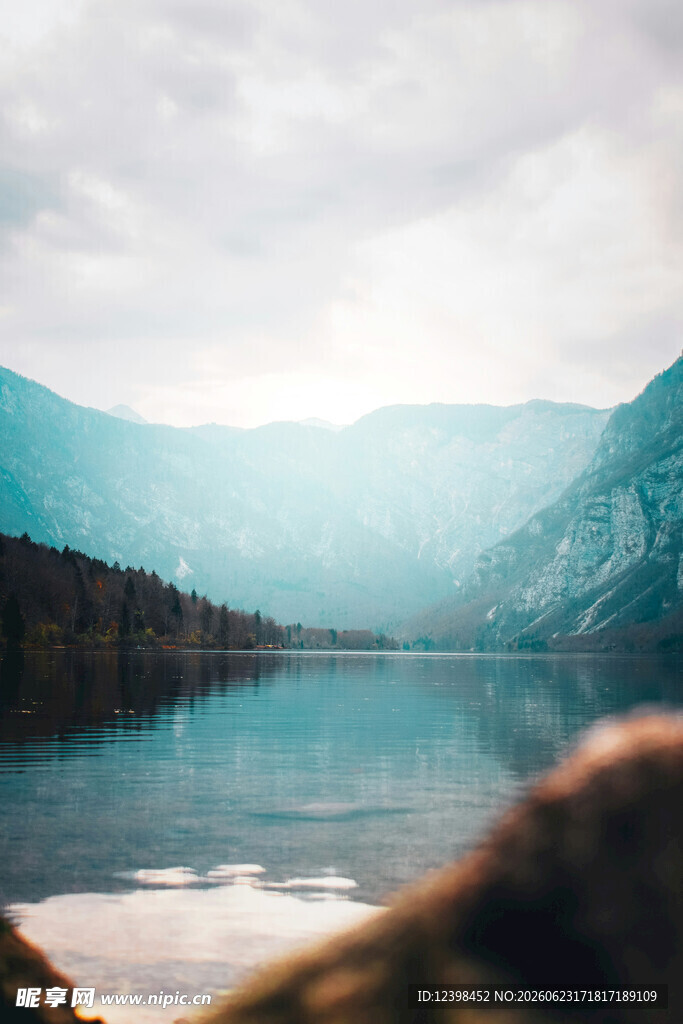 宁静山水间的湖光山色
