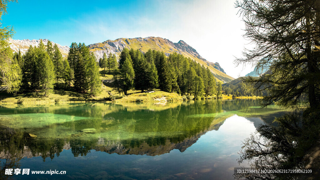 湖畔青山绿树美景