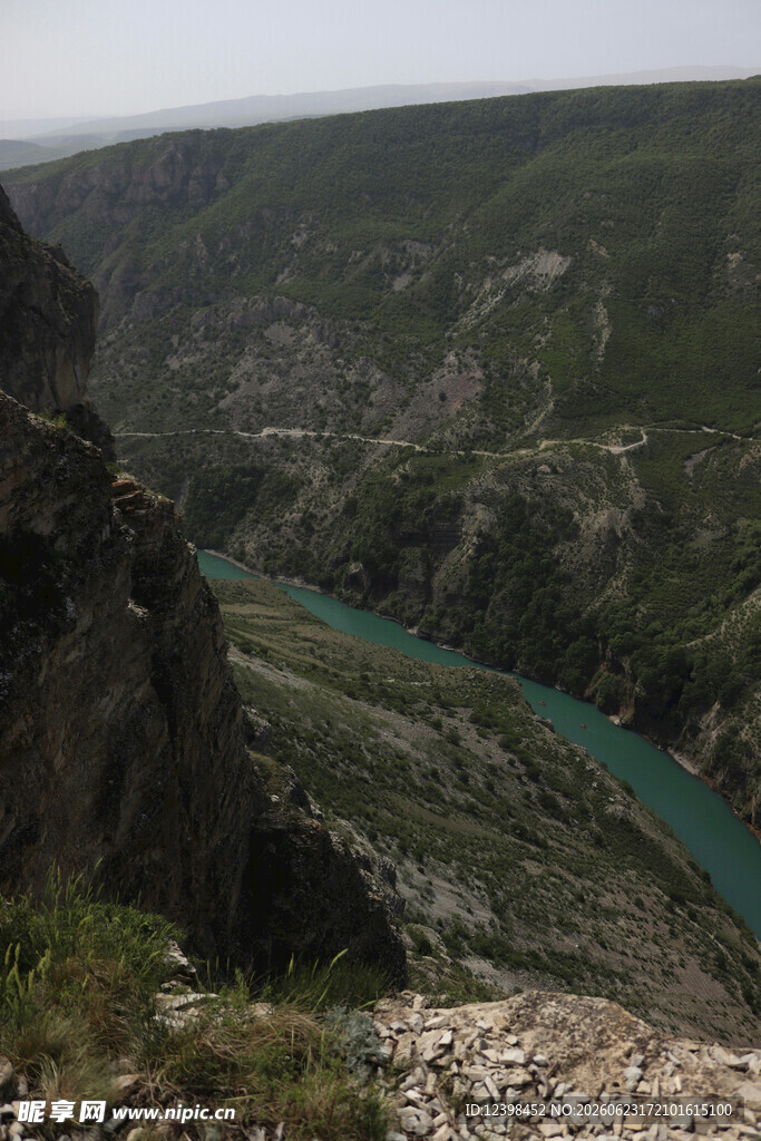 俯瞰山间翠绿河流美景