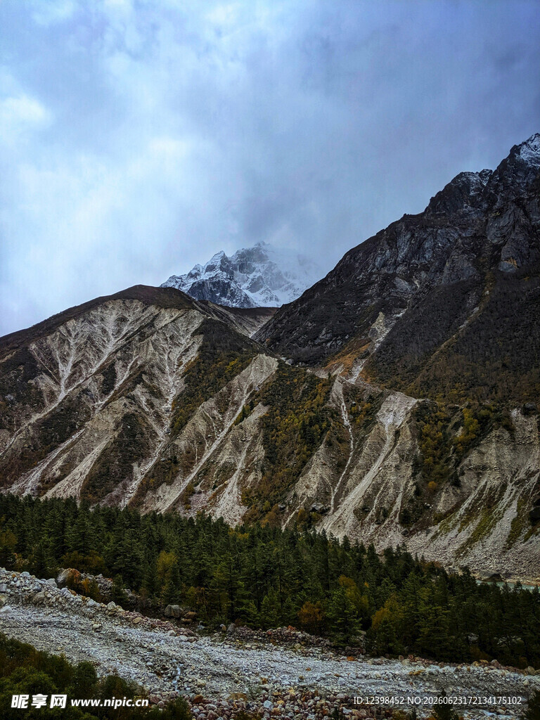 壮丽山景与河谷风光