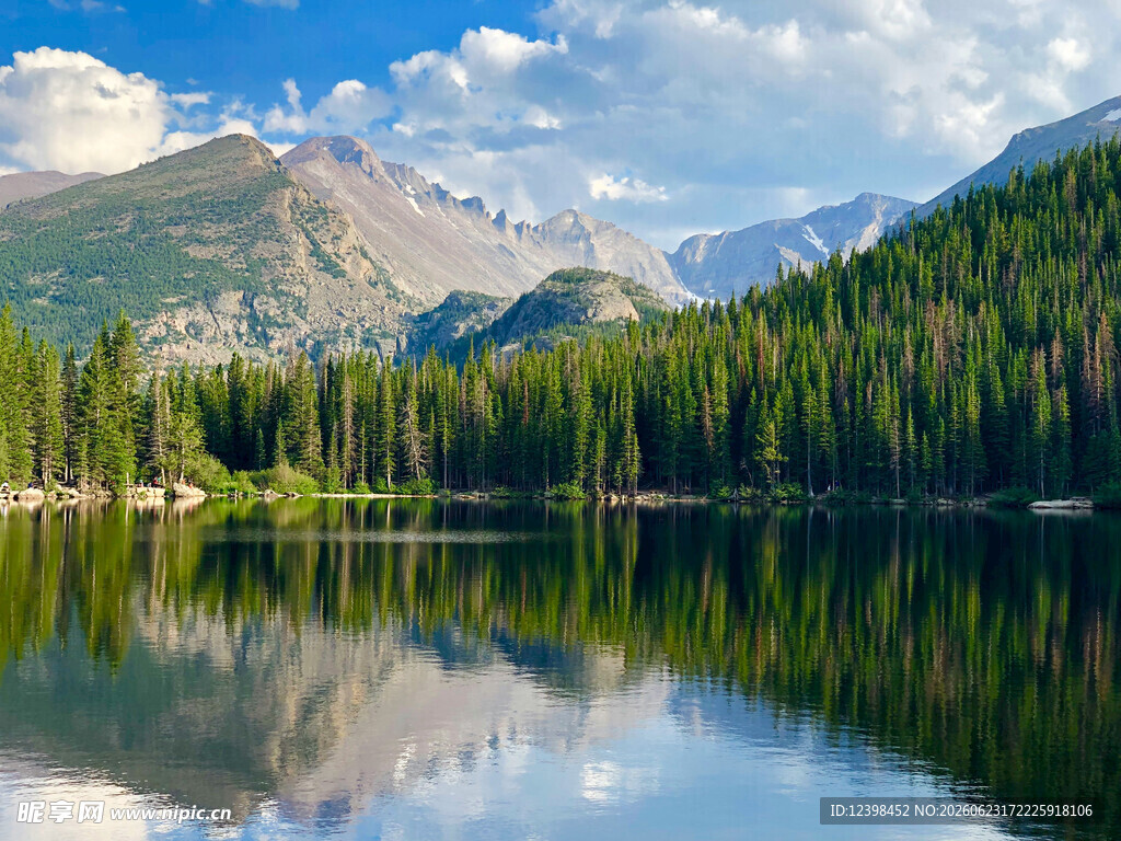 宁静山湖美景
