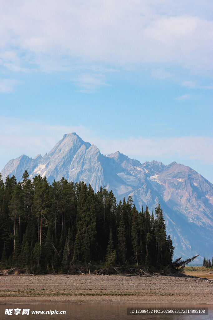 湖畔山林与远处巍峨雪山