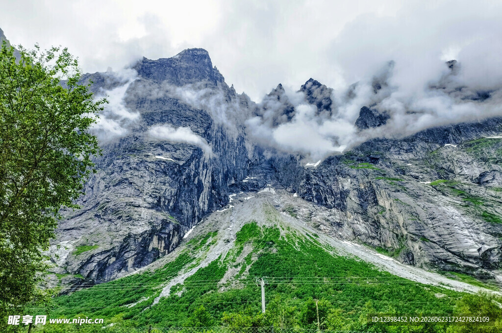 云雾缭绕的壮美高山景观