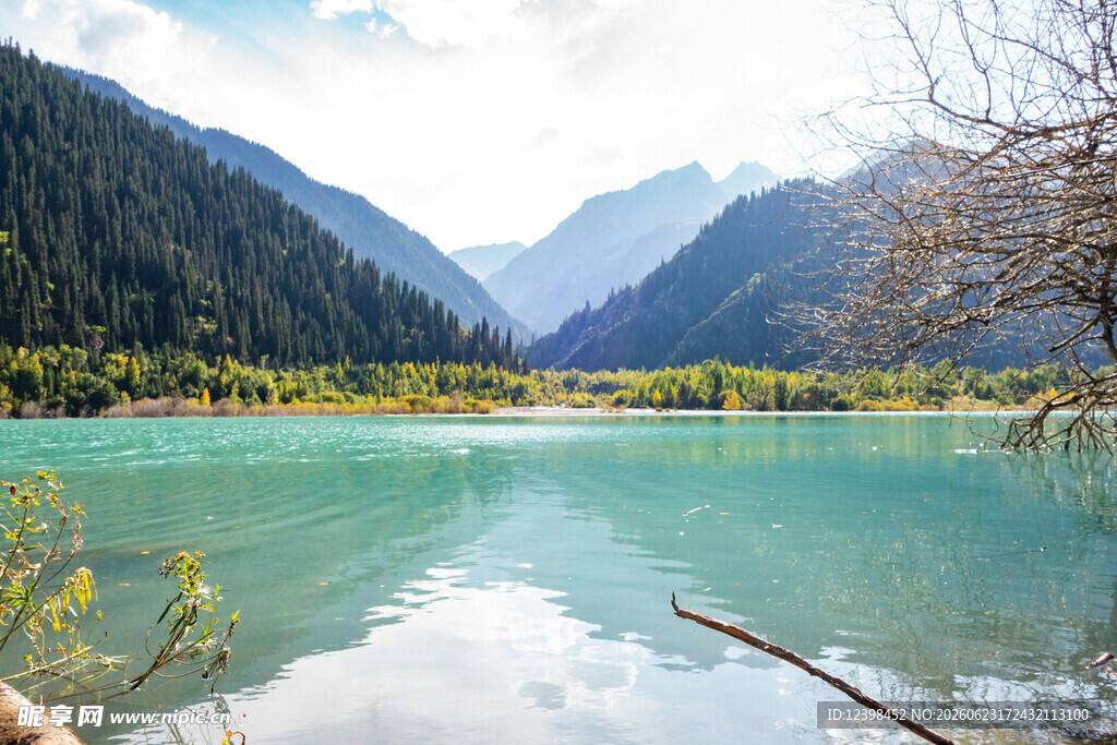 美丽的高山湖泊风光