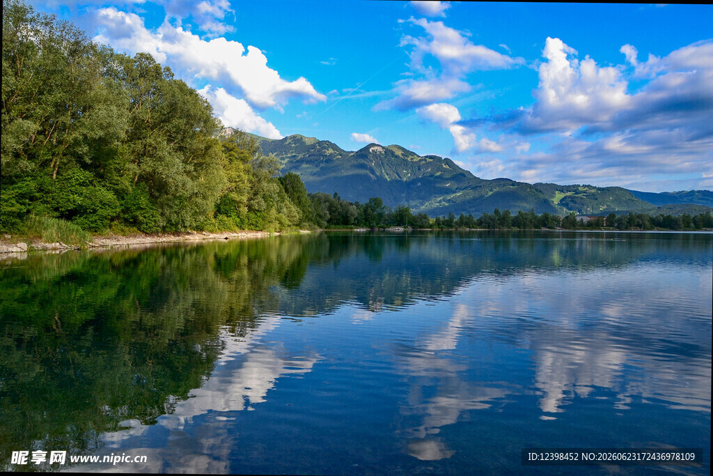 宁静湖畔山水倒影美景