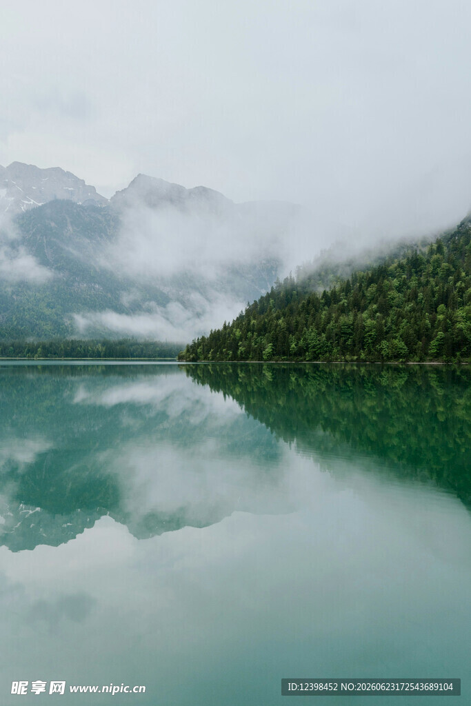 宁静山水间的湖光山色