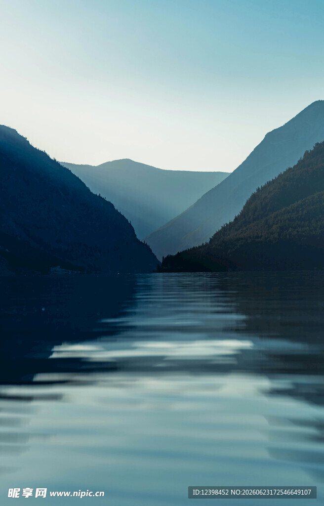 宁静山水间的澄澈湖面