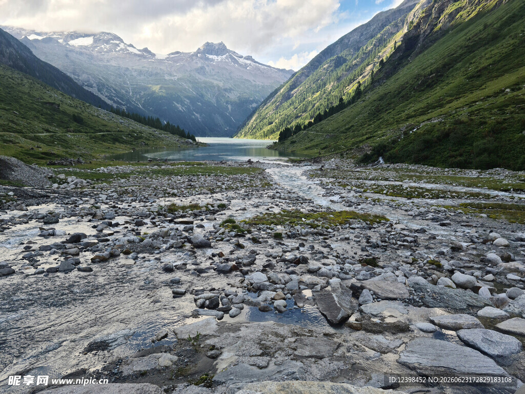 山间碎石河谷风景图
