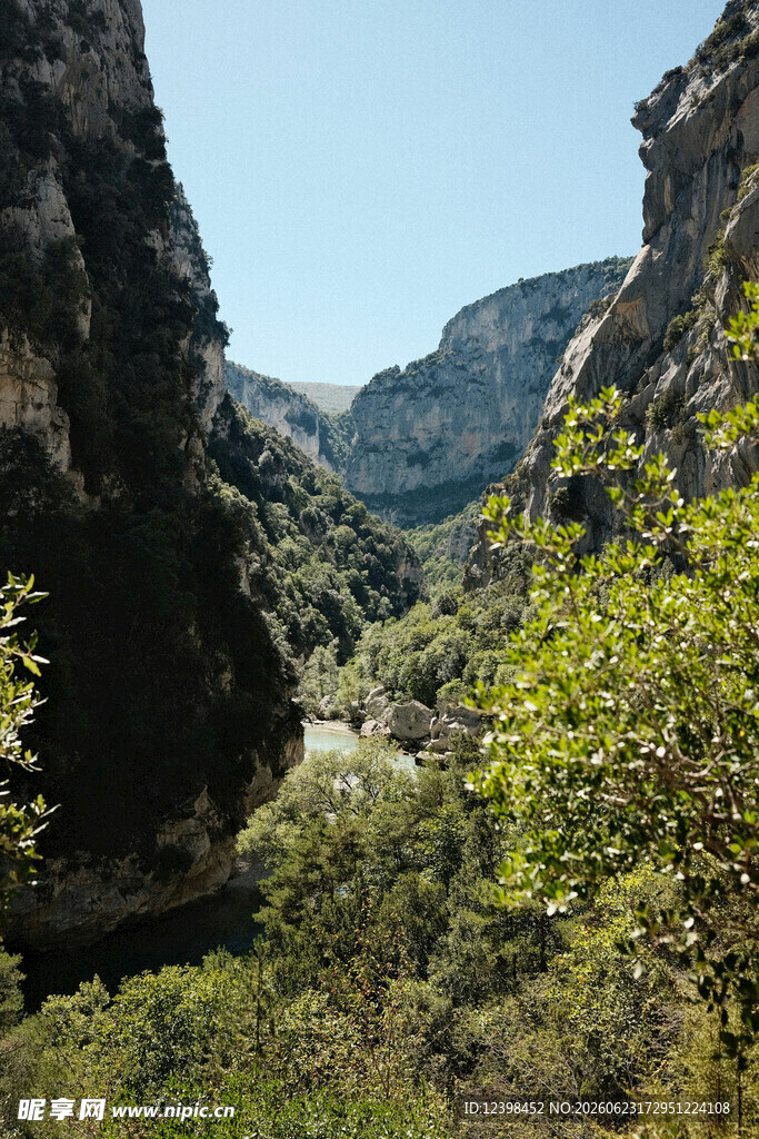 山间峡谷绿意盎然景色美