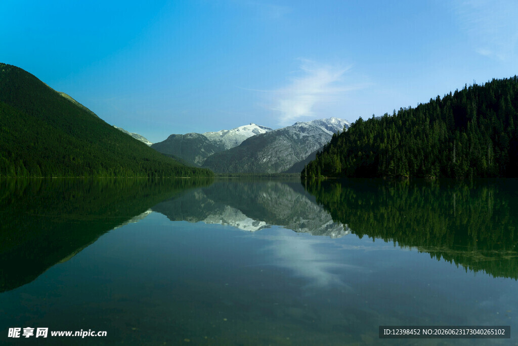 宁静山水湖景倒影如画