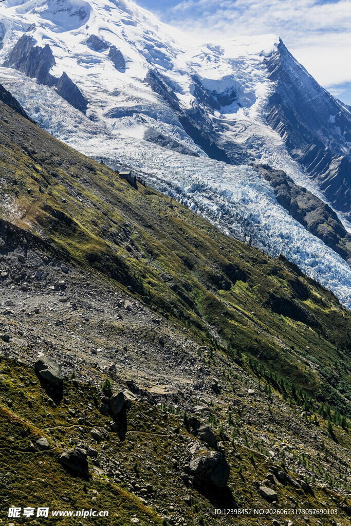 壮丽雪山下的翠绿山坡