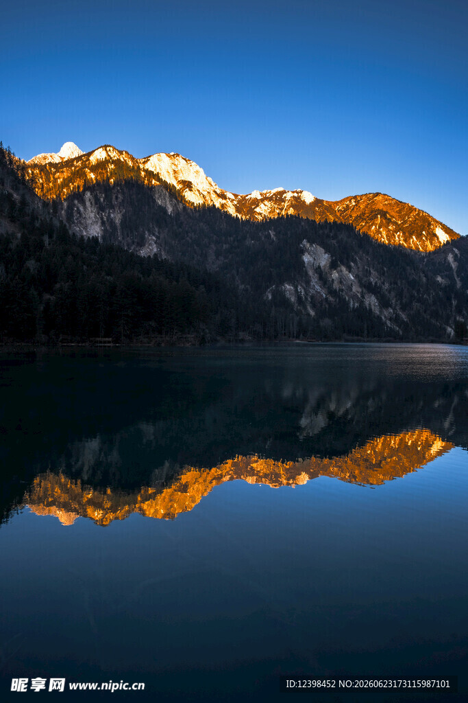 壮丽山水湖景倒影
