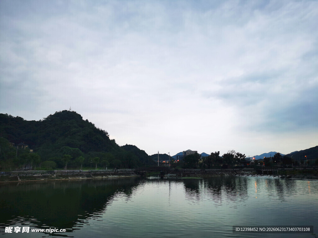 宁静山水湖景风光图