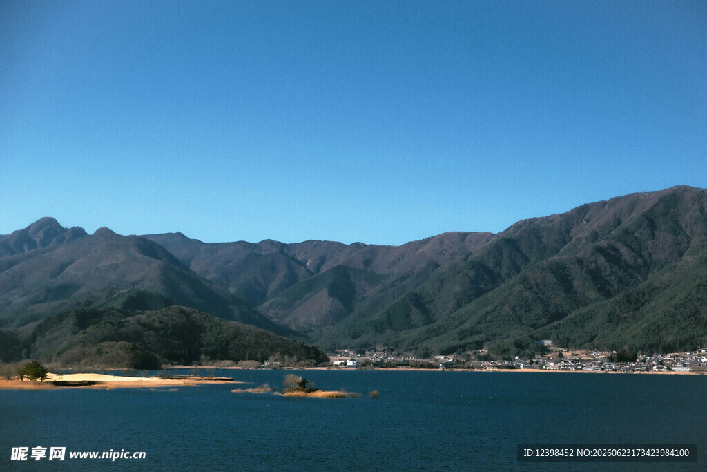美丽山海间的宁静港湾