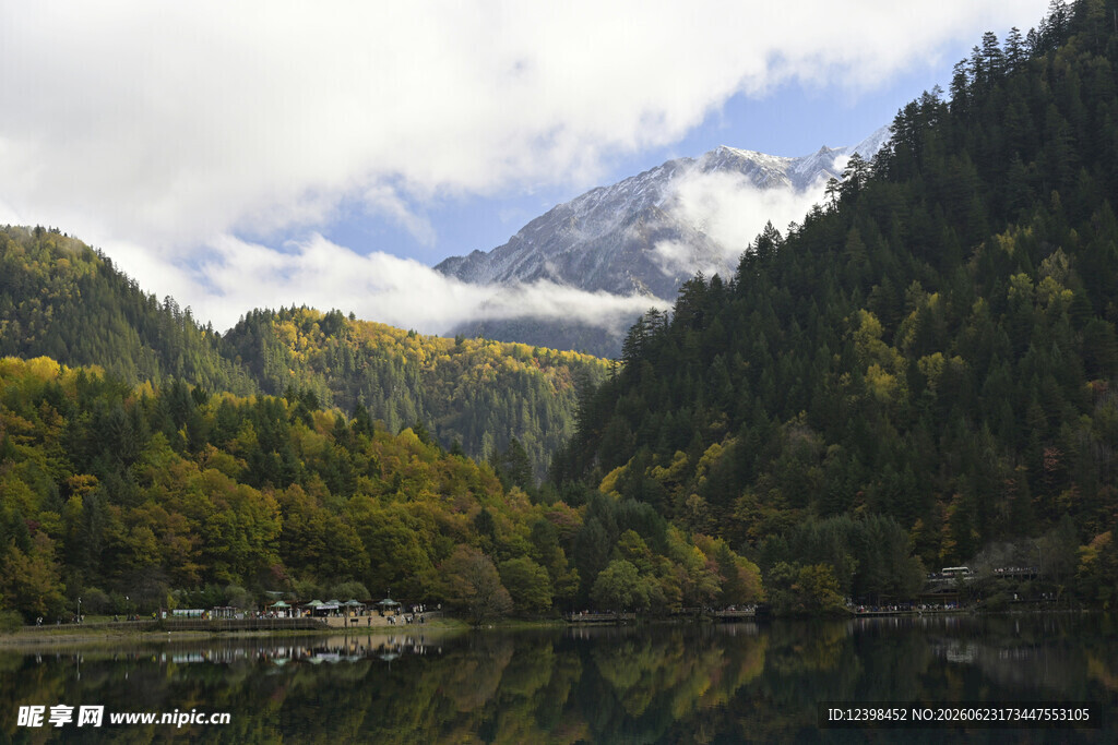 山间湖畔秋景