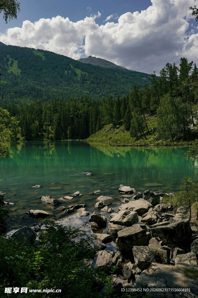山间碧绿湖水与嶙峋怪石
