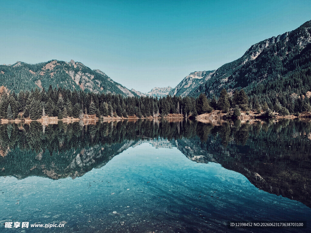 宁静山水湖面美景